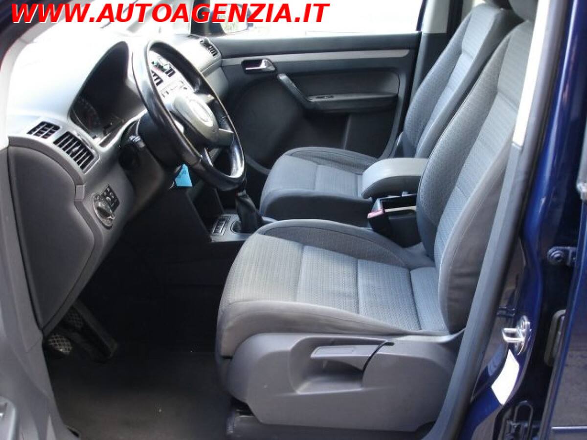 VOLKSWAGEN Touran 12