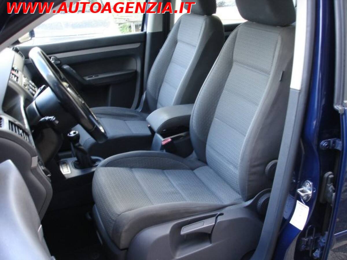 VOLKSWAGEN Touran 13