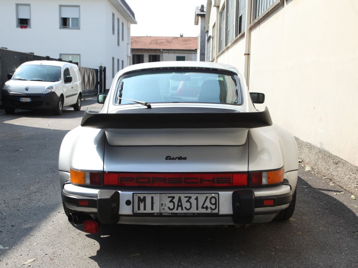 PORSCHE 911 (930) 3.3 TURBO 4
