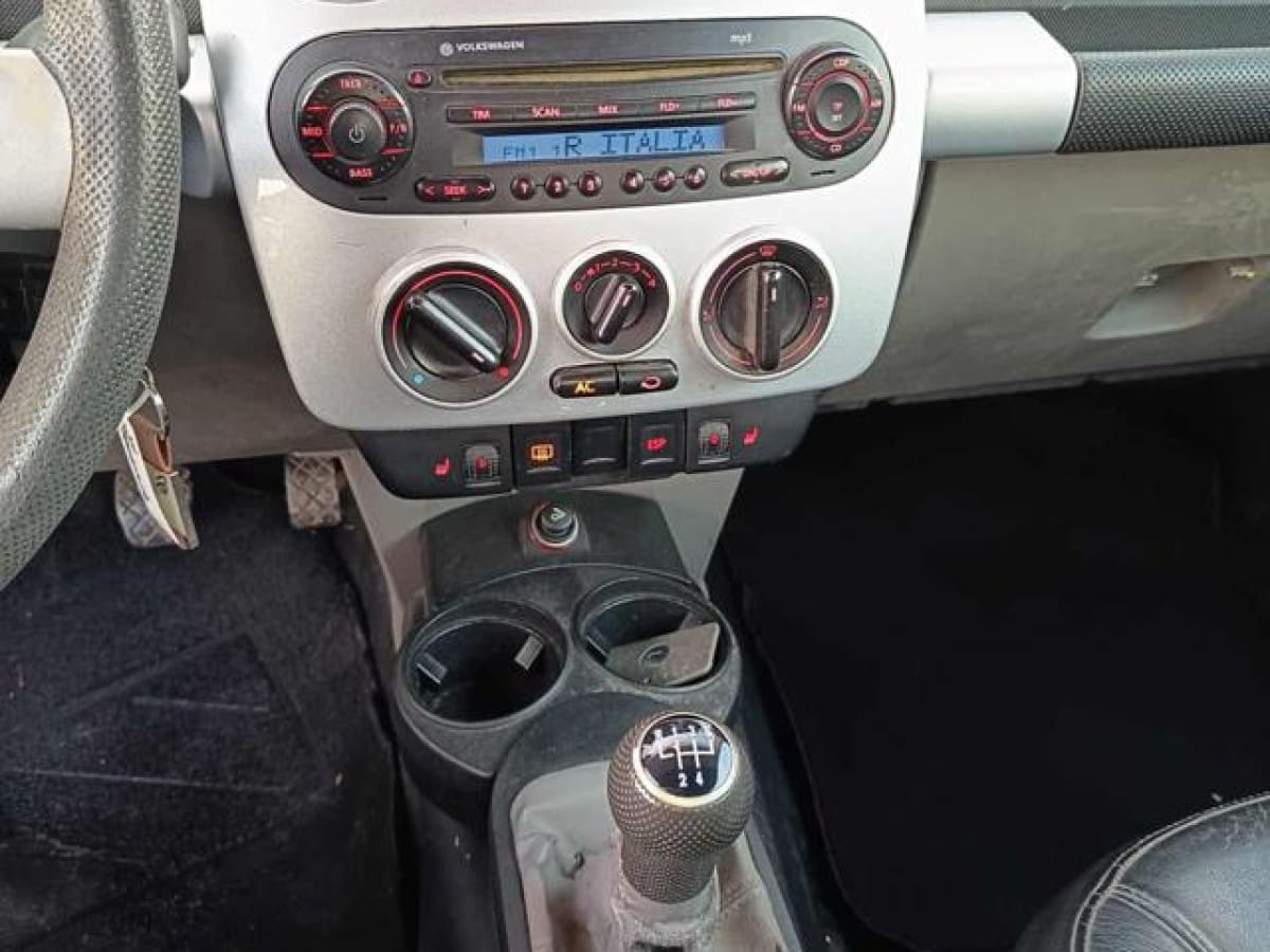 VOLKSWAGEN New Beetle 3