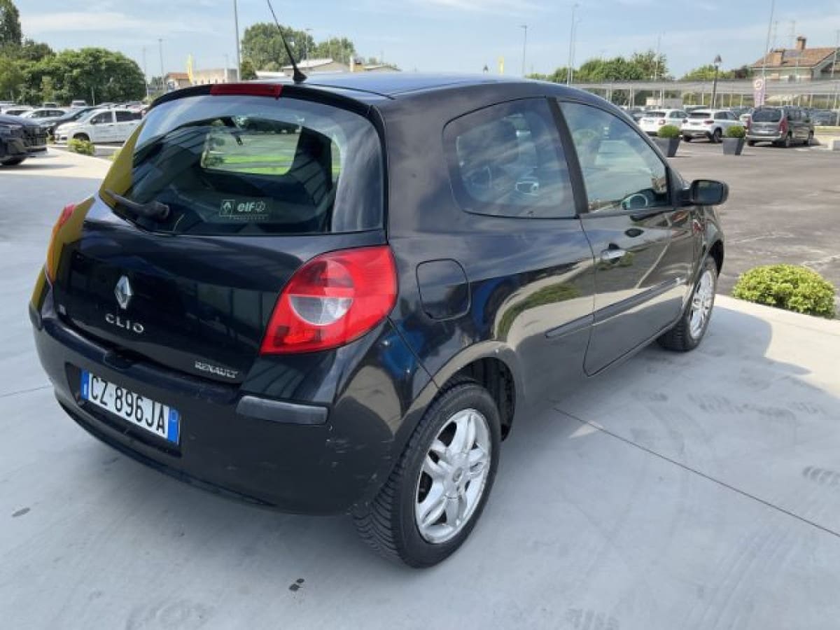 RENAULT Clio 3ª serie 6