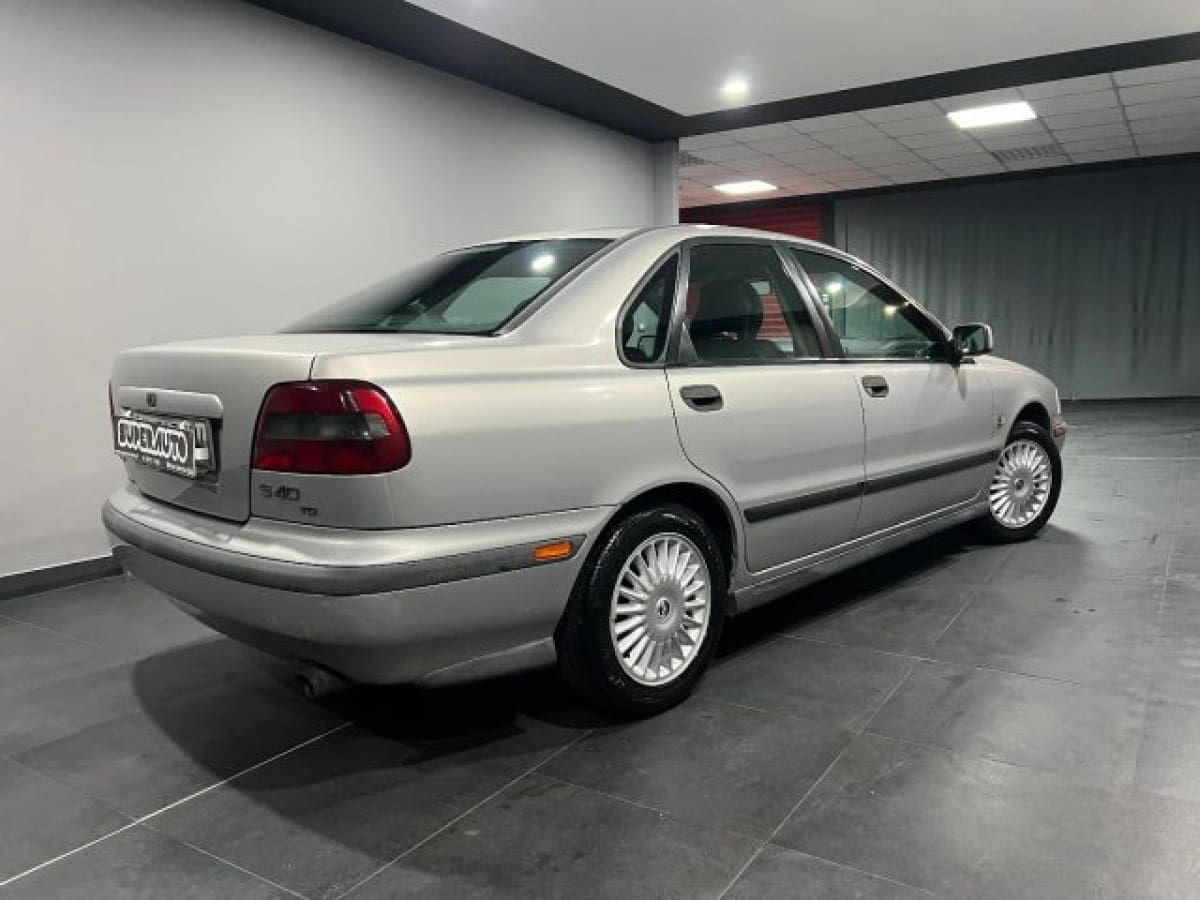 VOLVO Serie 40 9