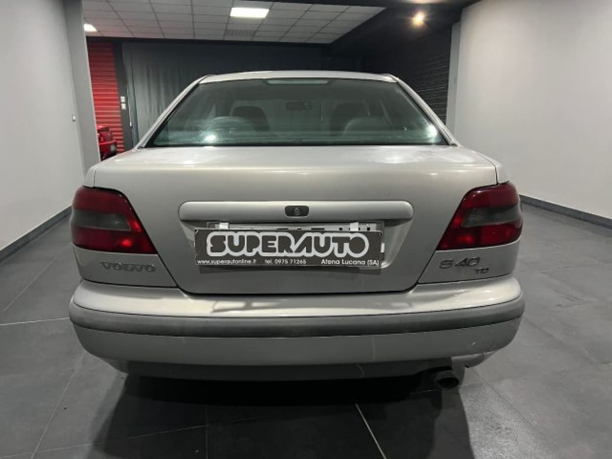 VOLVO Serie 40 10