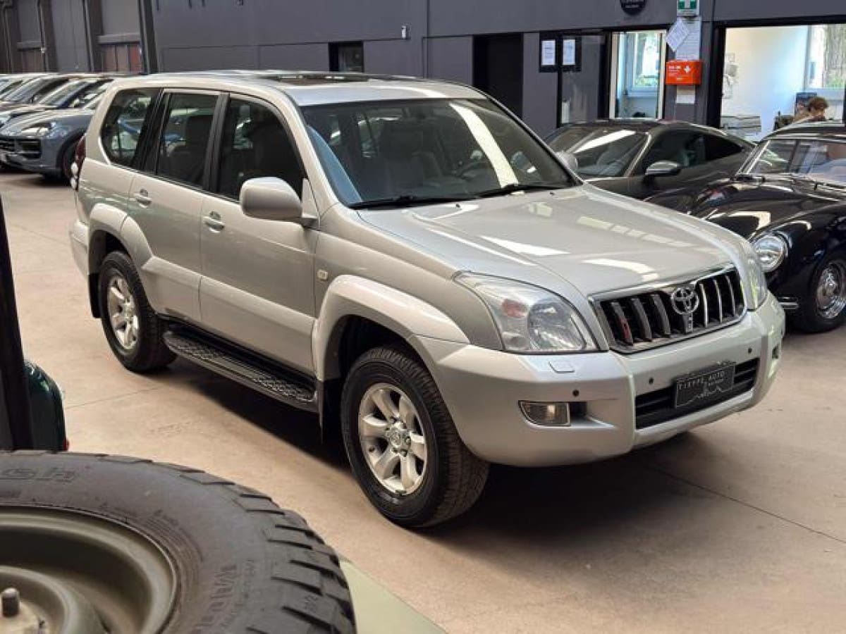 TOYOTA Land Cruiser 8