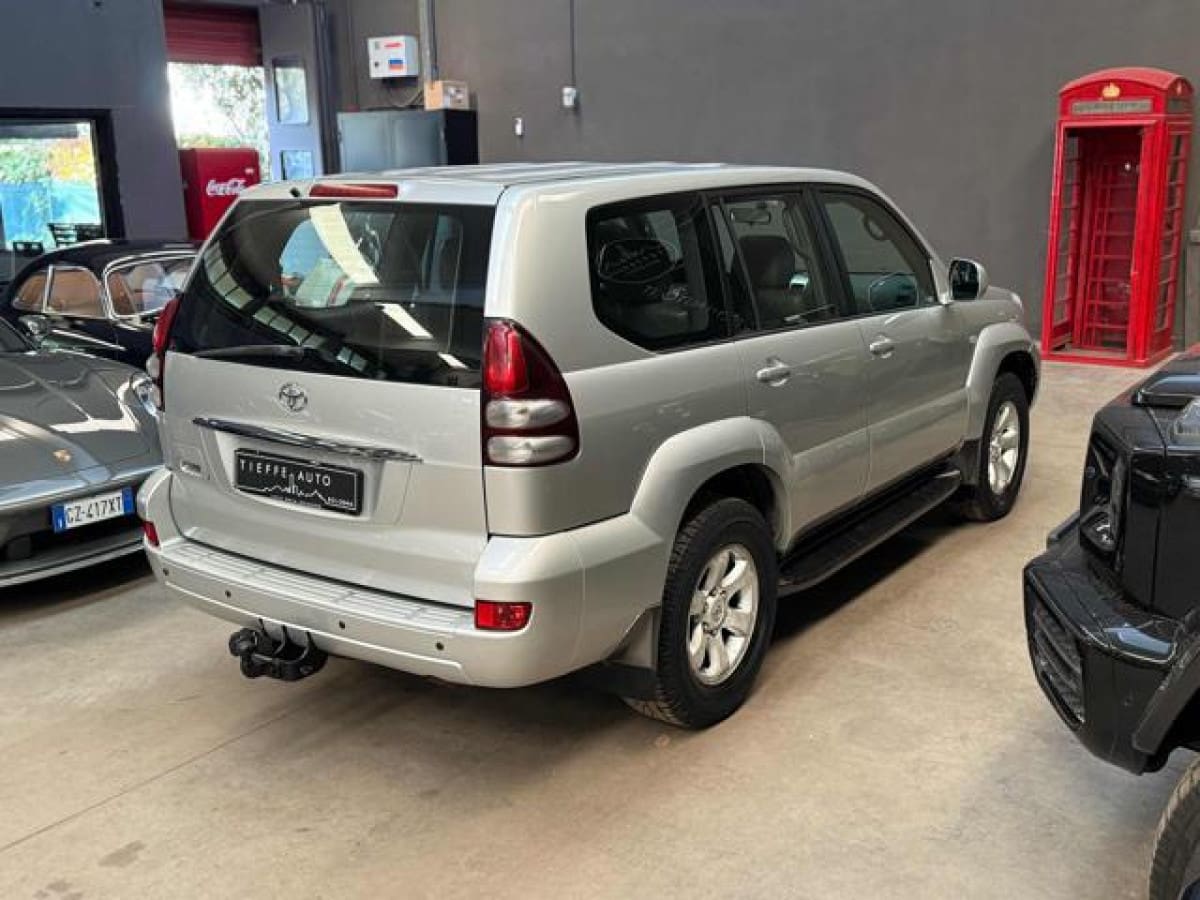 TOYOTA Land Cruiser 9