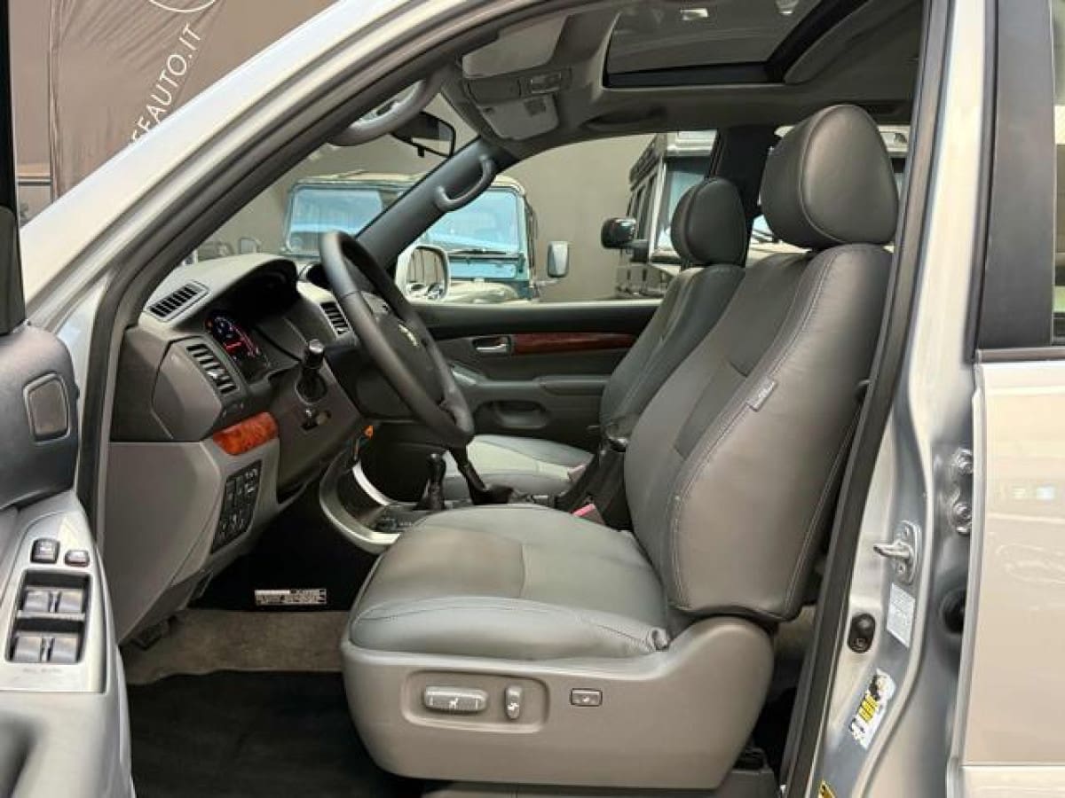 TOYOTA Land Cruiser 13