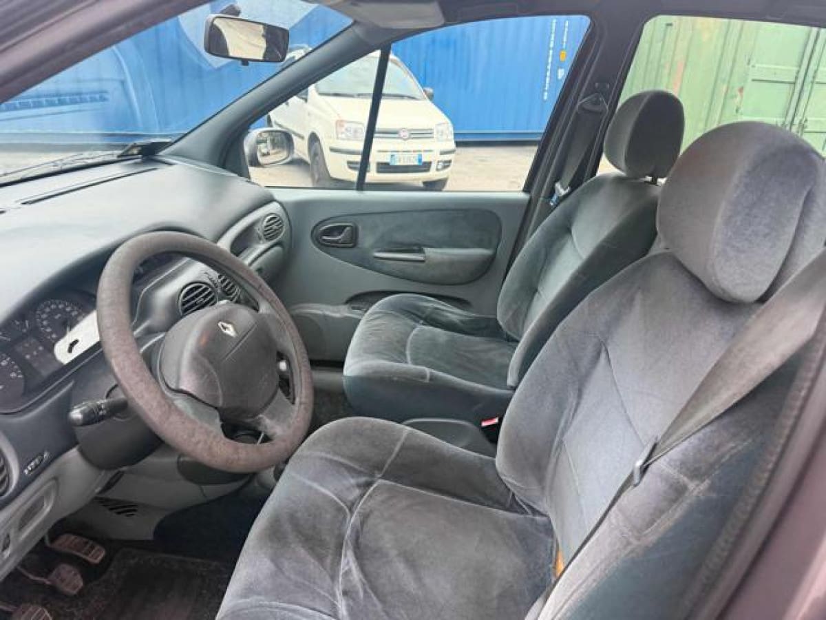 RENAULT Mégane/Scénic 1ª s. 7