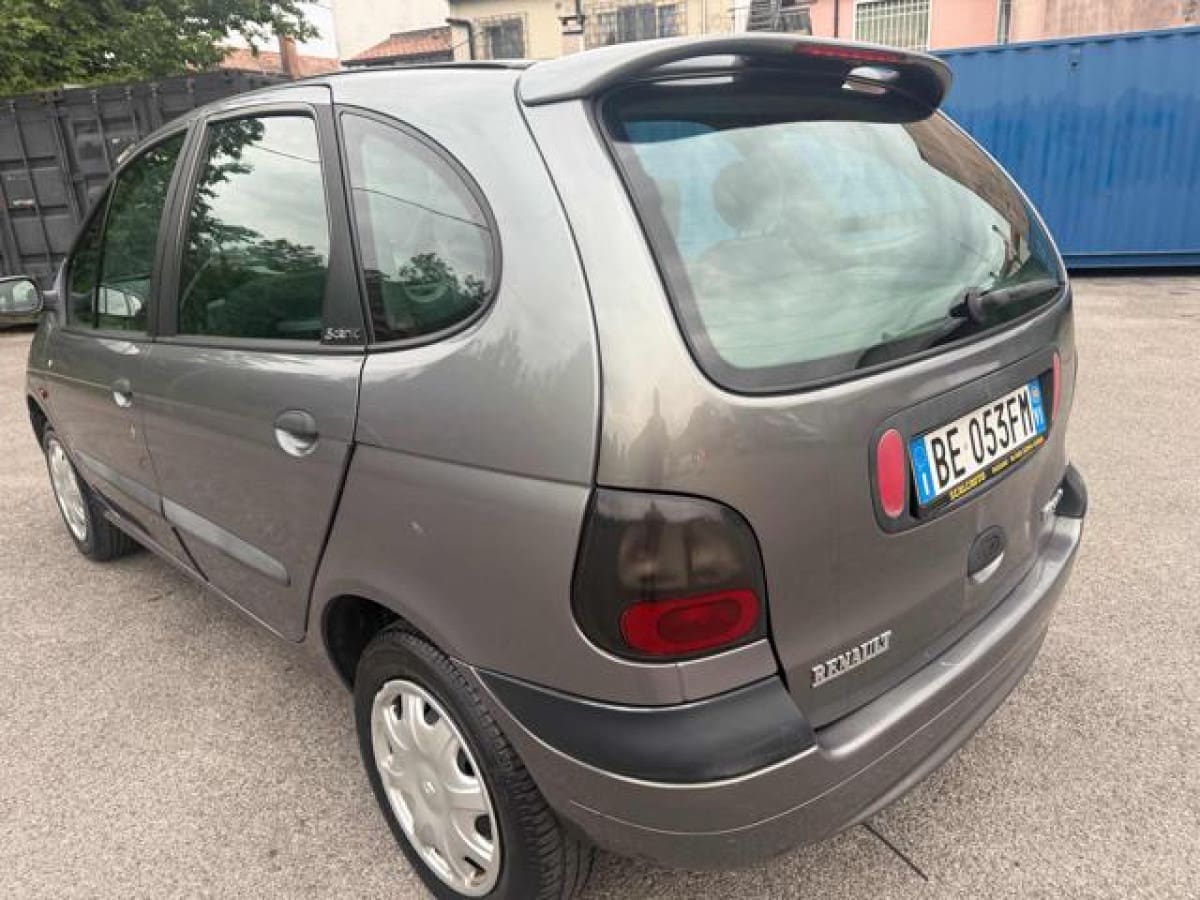 RENAULT Mégane/Scénic 1ª s. 11