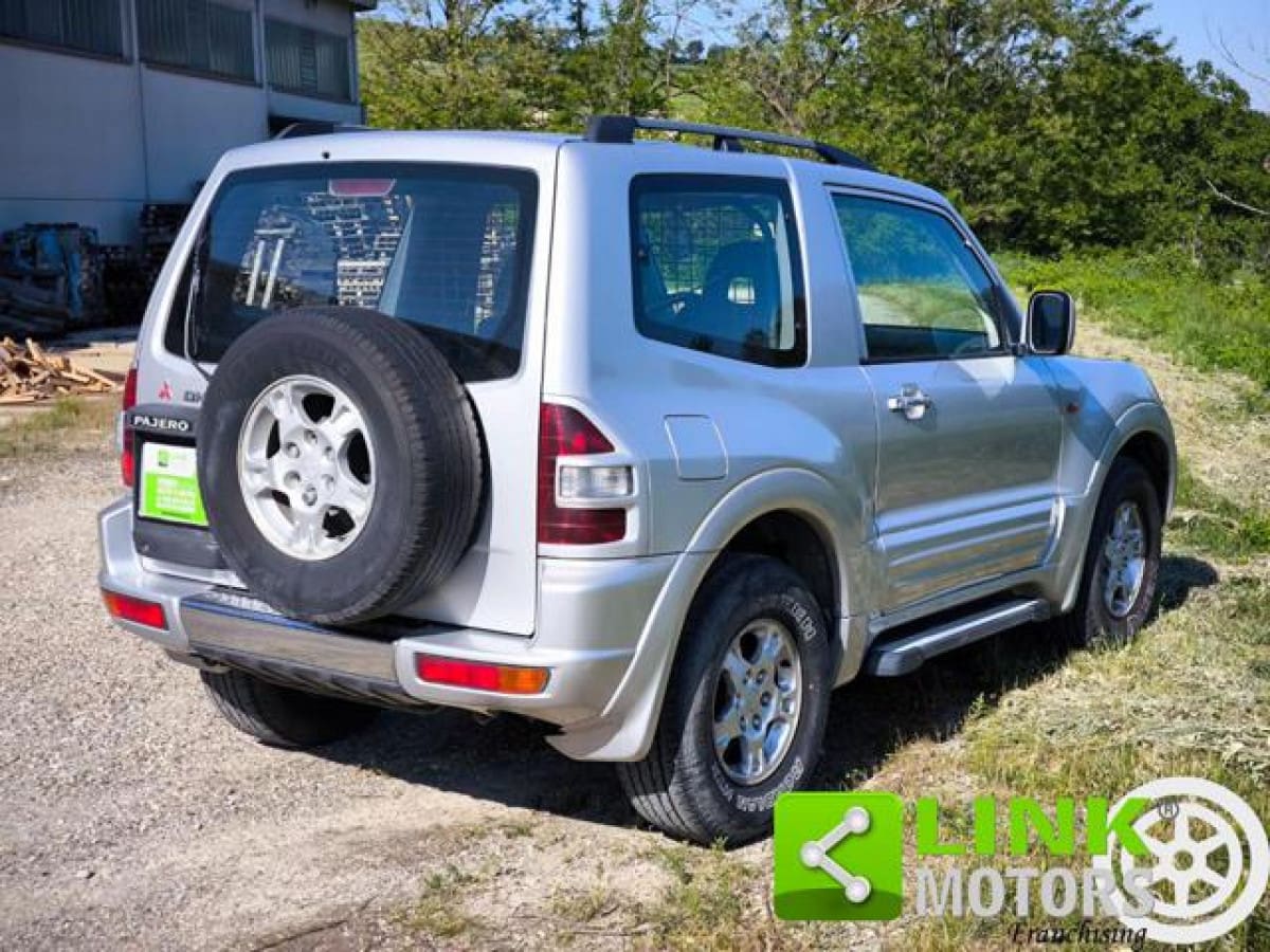 MITSUBISHI Pajero (2000-2007) 2