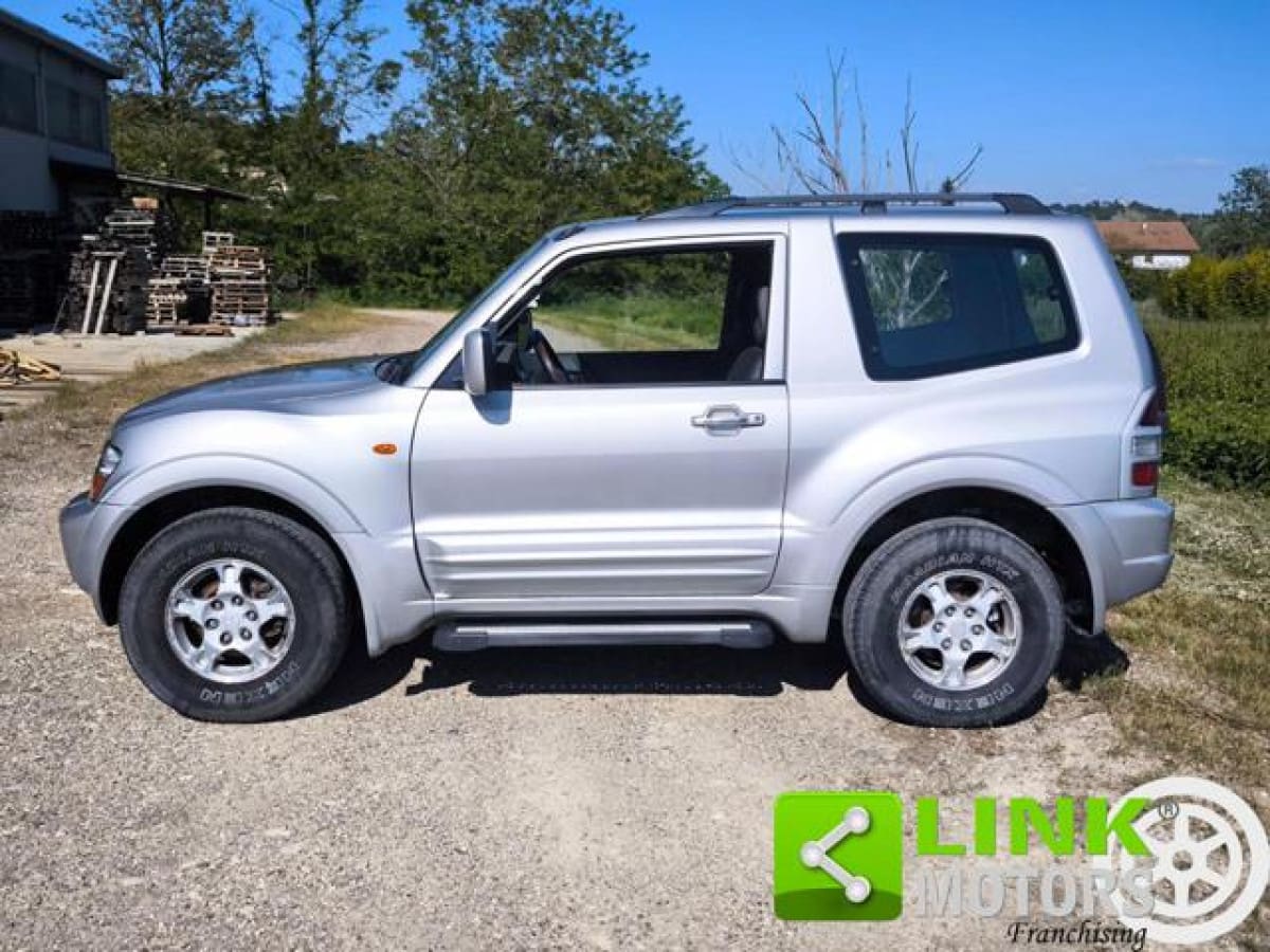 MITSUBISHI Pajero (2000-2007) 3