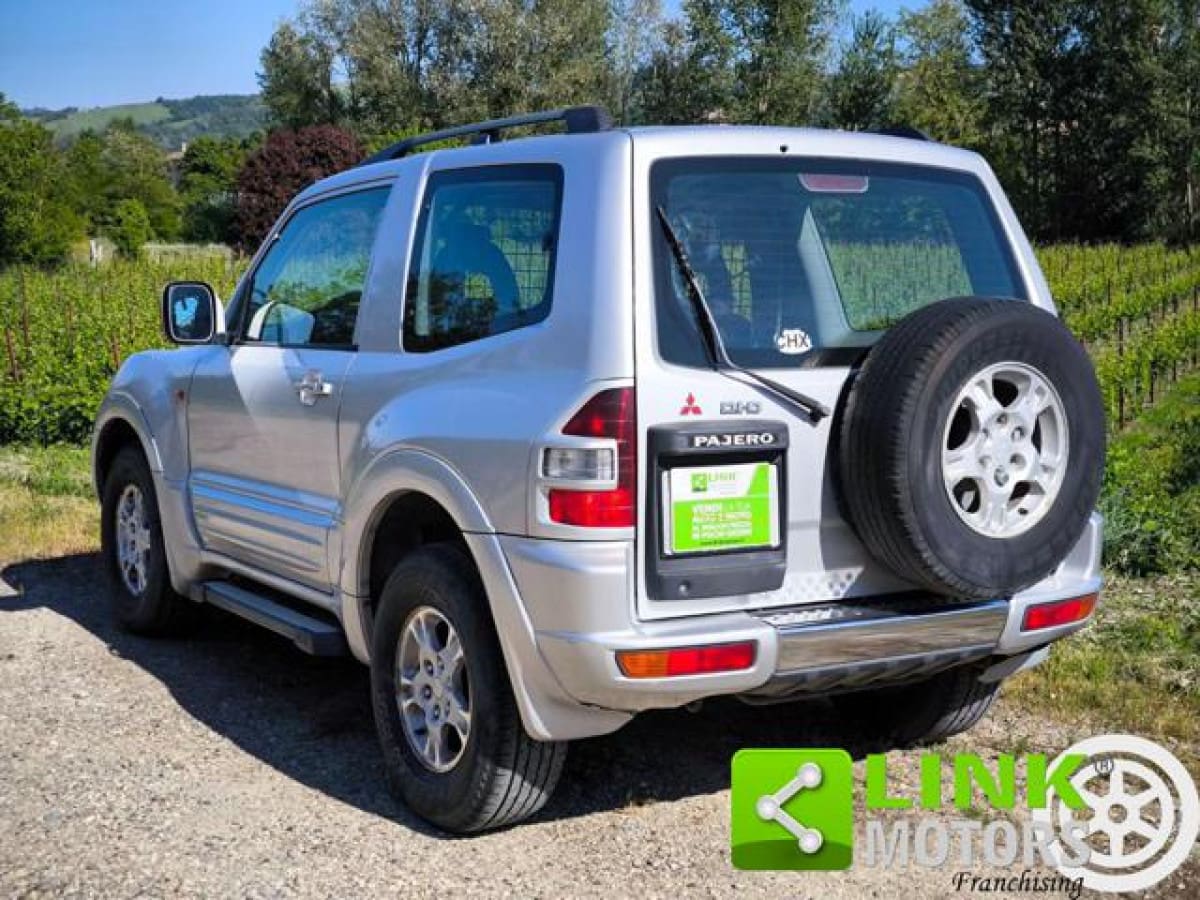MITSUBISHI Pajero (2000-2007) 12