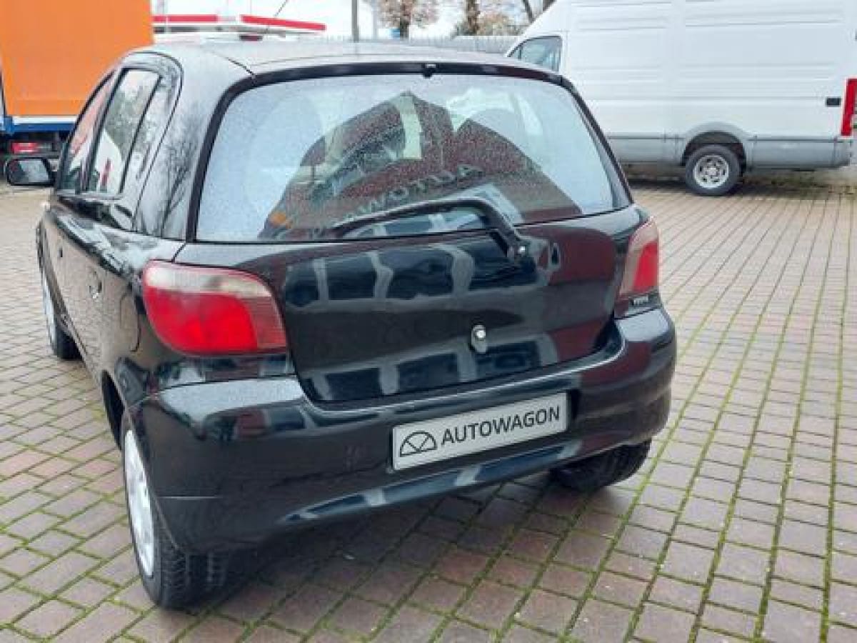 TOYOTA Yaris 8
