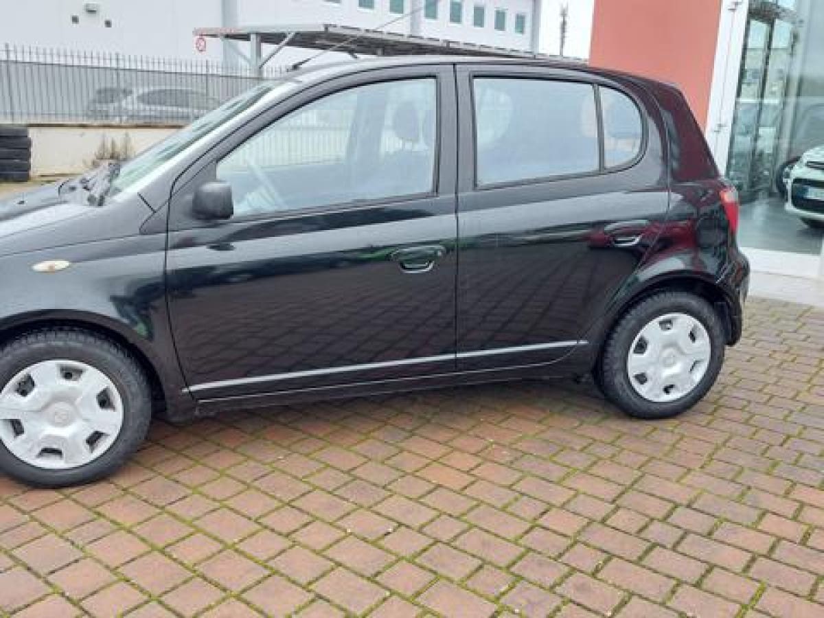 TOYOTA Yaris 9