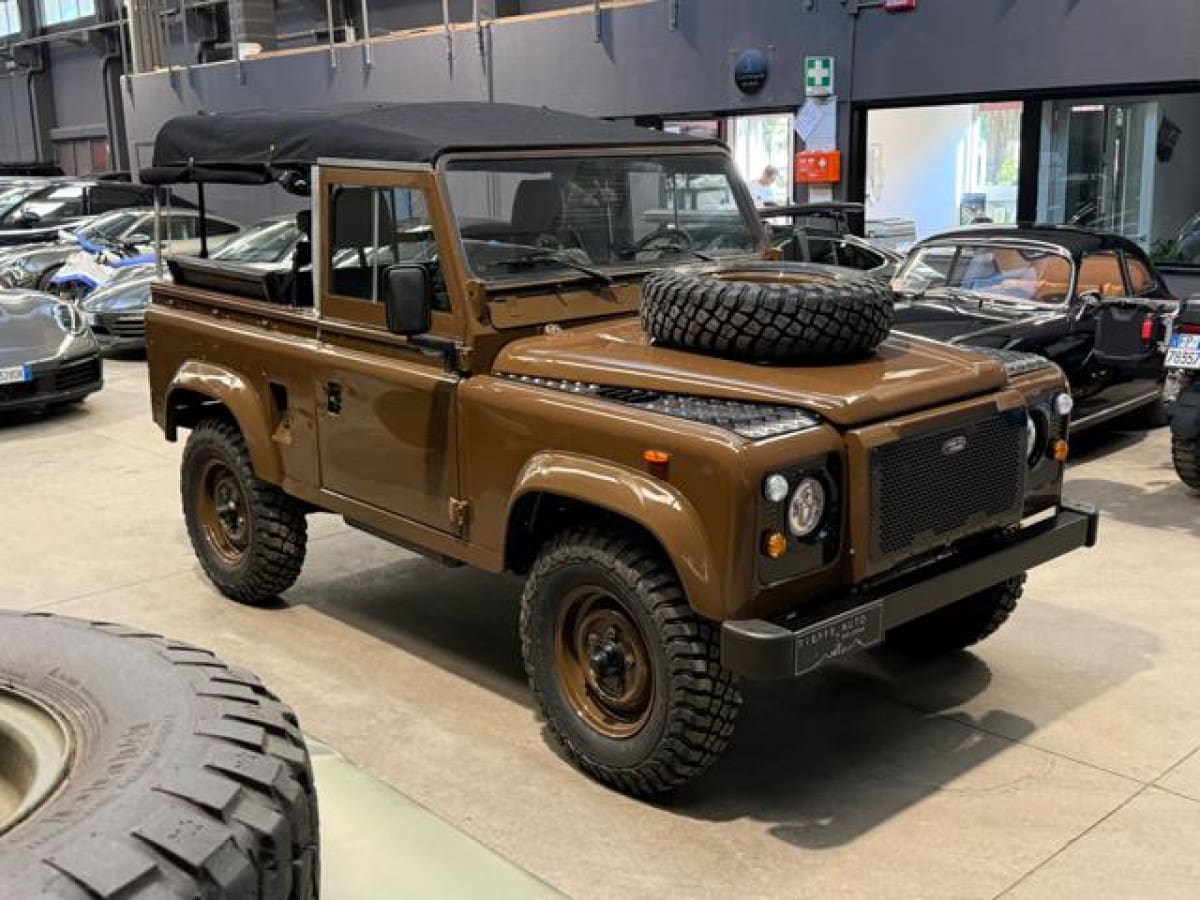 LAND ROVER Defender 8