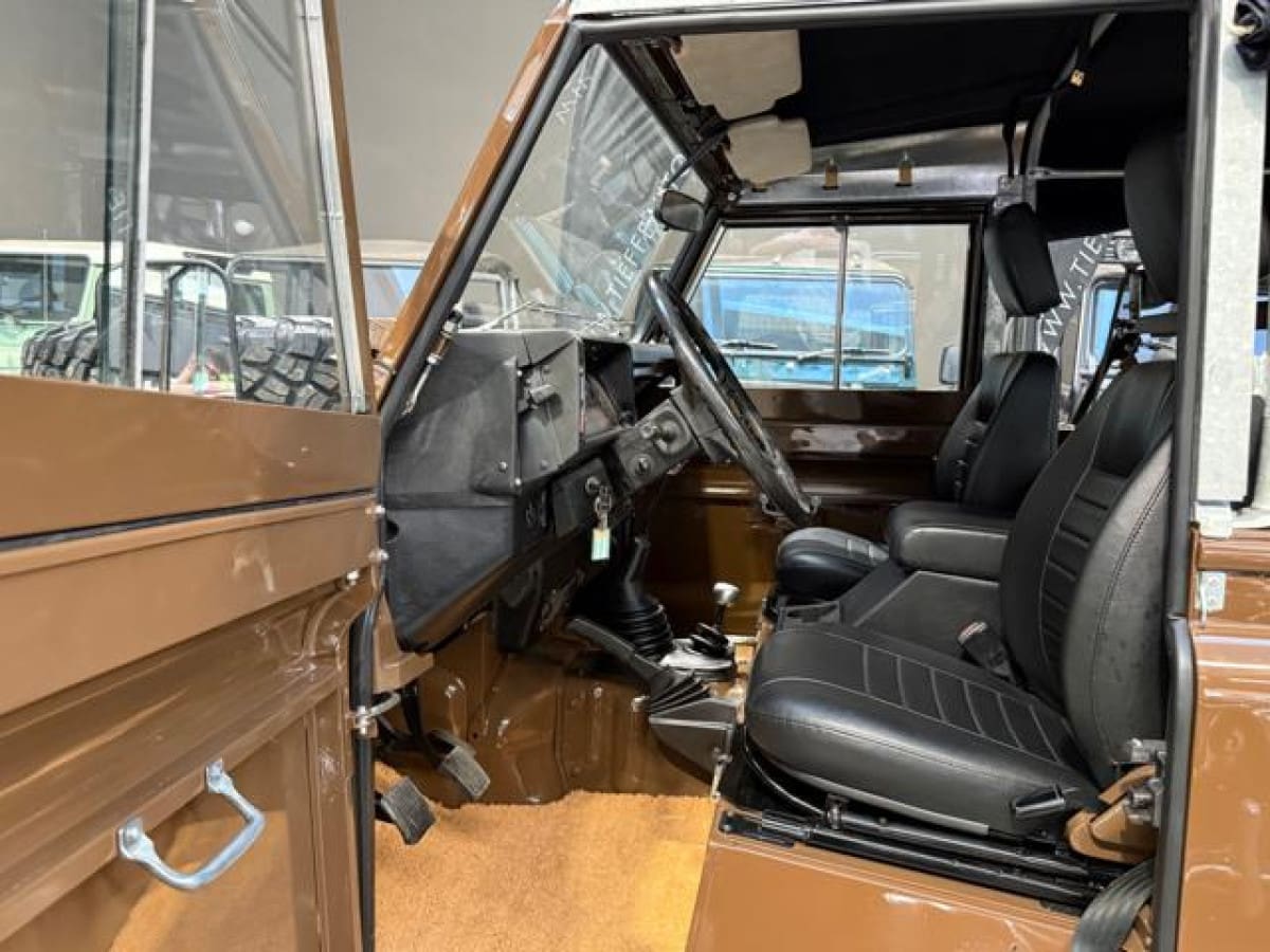 LAND ROVER Defender 13