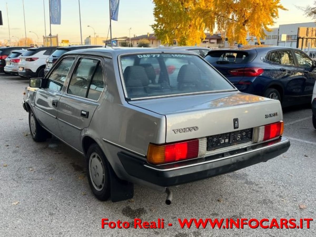 VOLVO Serie 300 9