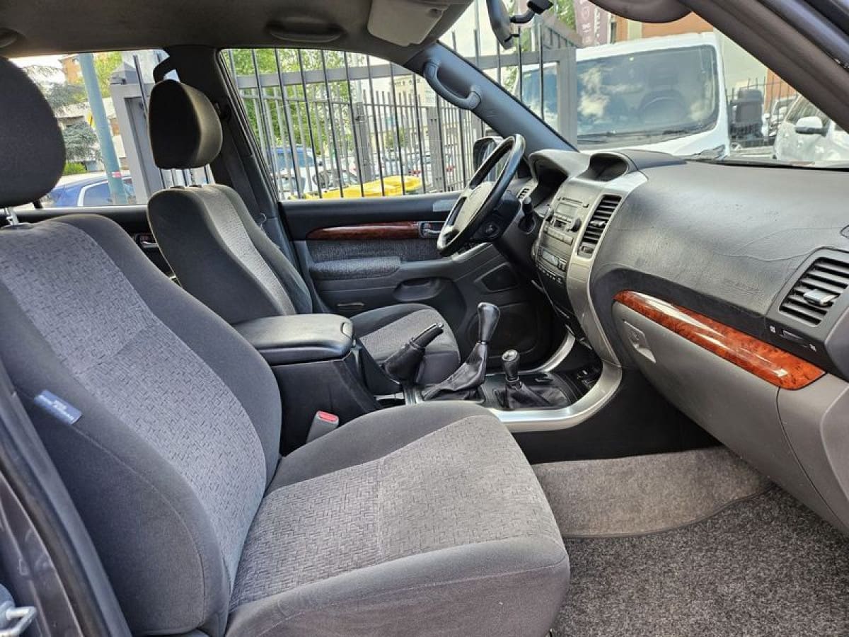 TOYOTA Land Cruiser 4