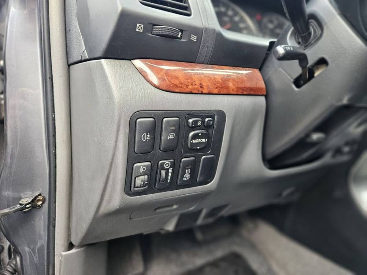 TOYOTA Land Cruiser 9