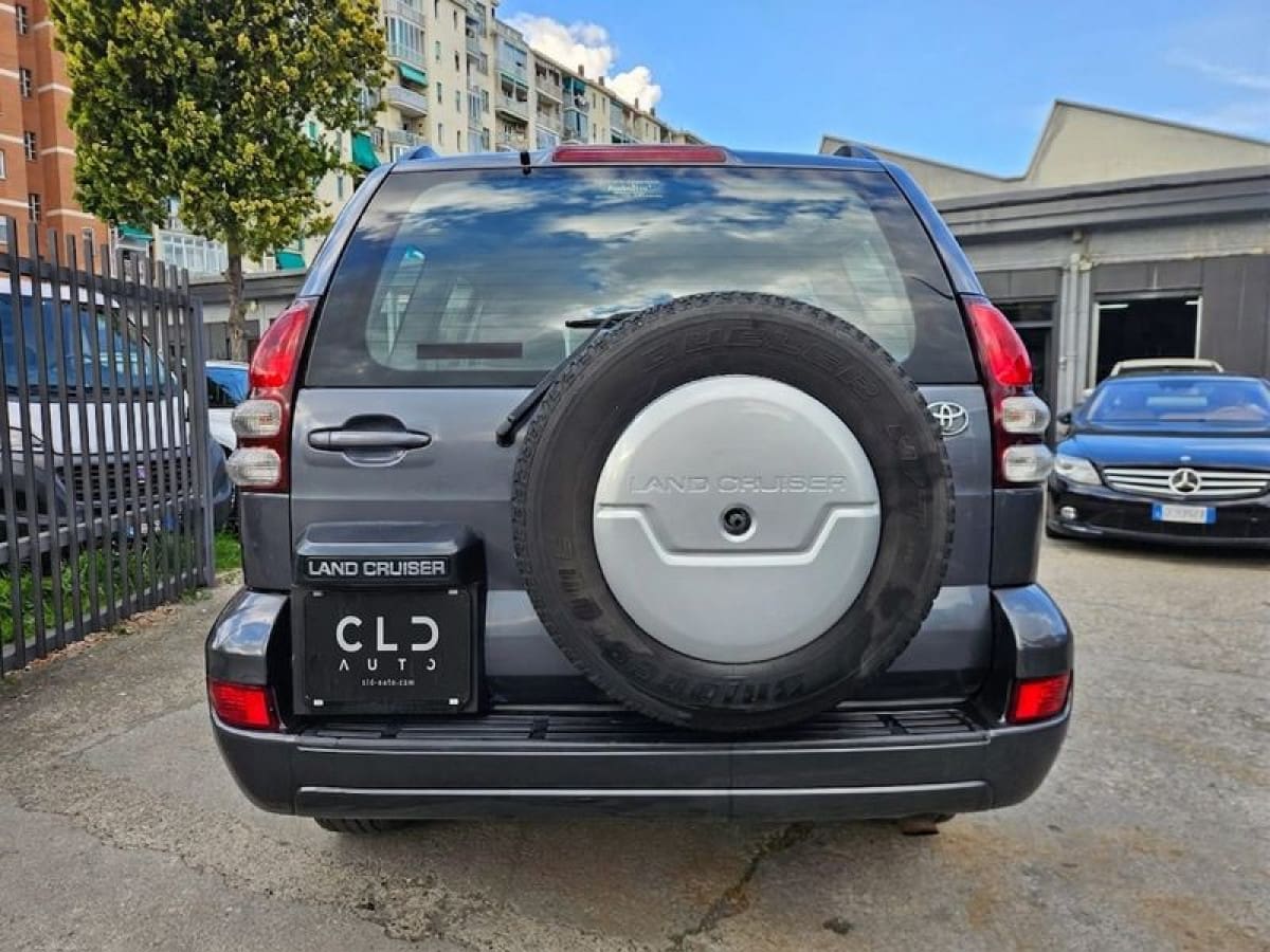 TOYOTA Land Cruiser 12