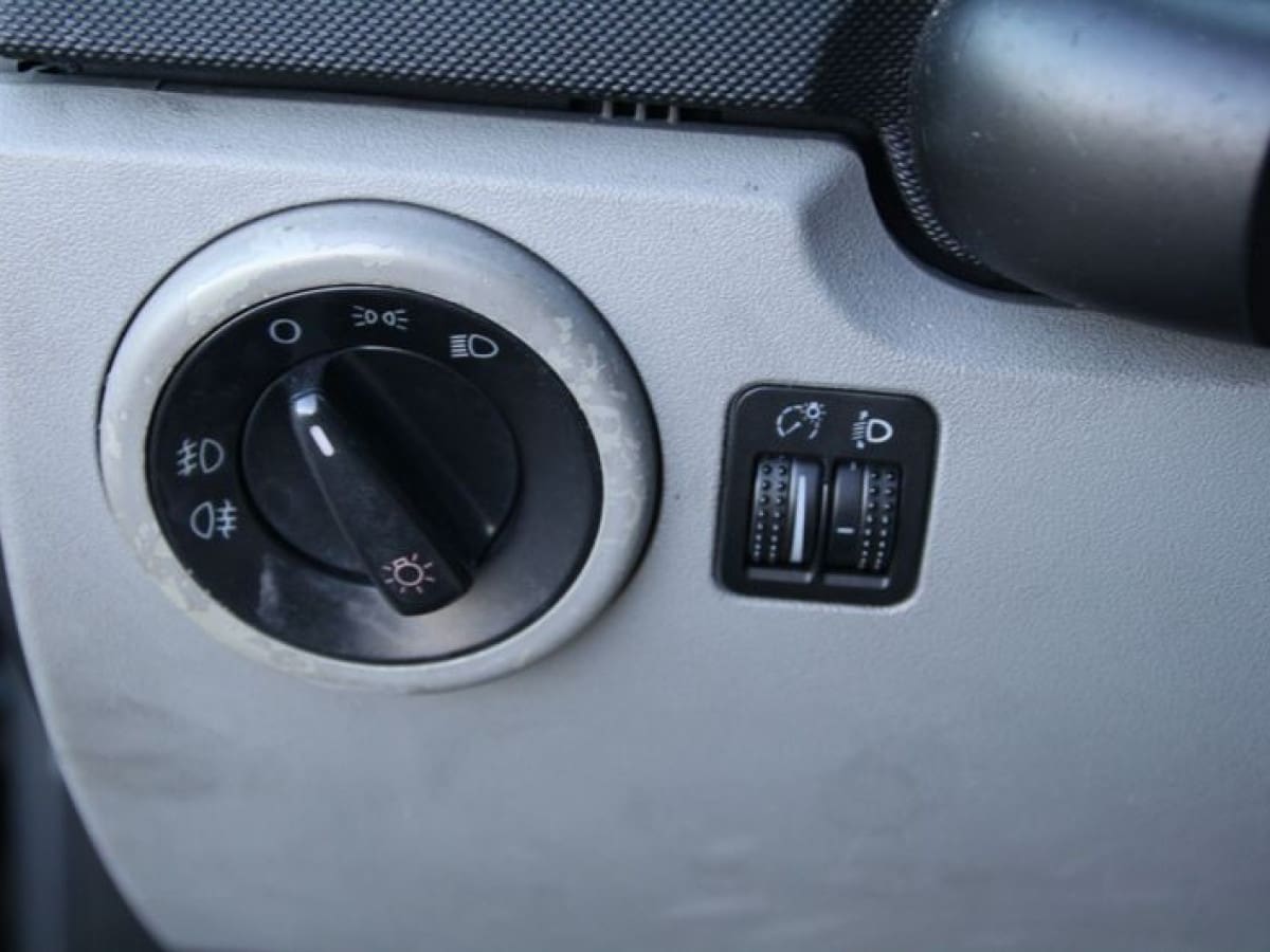 VOLKSWAGEN New Beetle 4