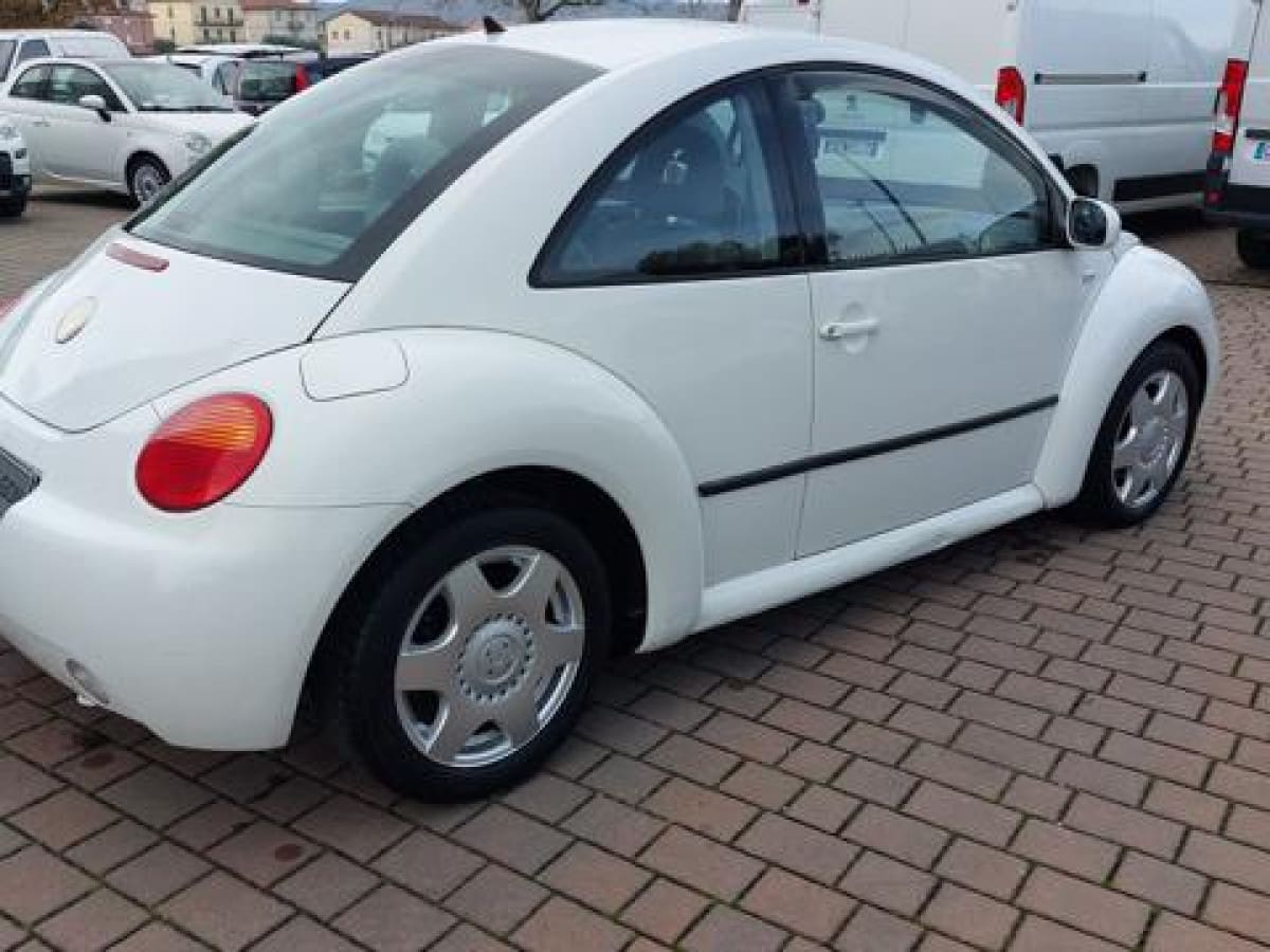 VOLKSWAGEN New Beetle 2
