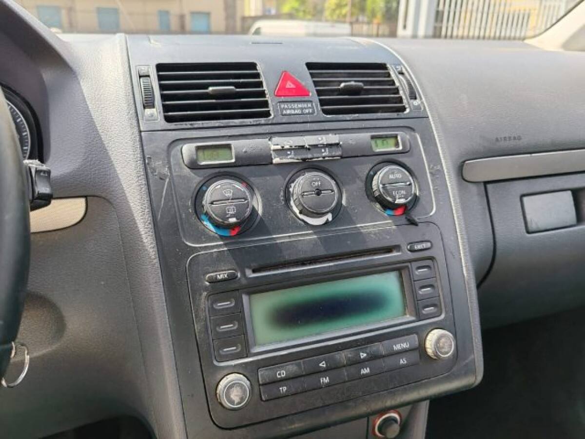 VOLKSWAGEN Touran 4
