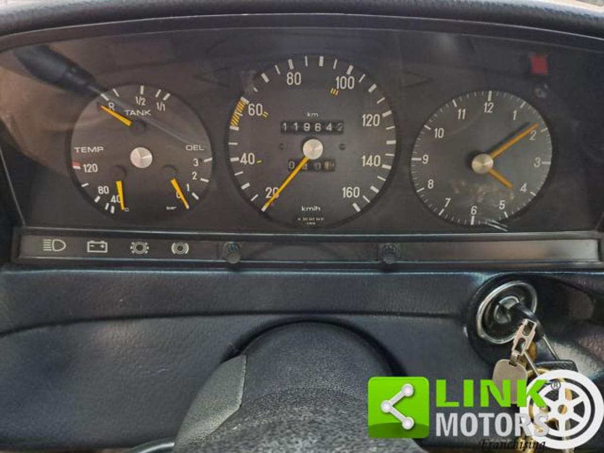 MERCEDES Serie 200-280(W123) 13