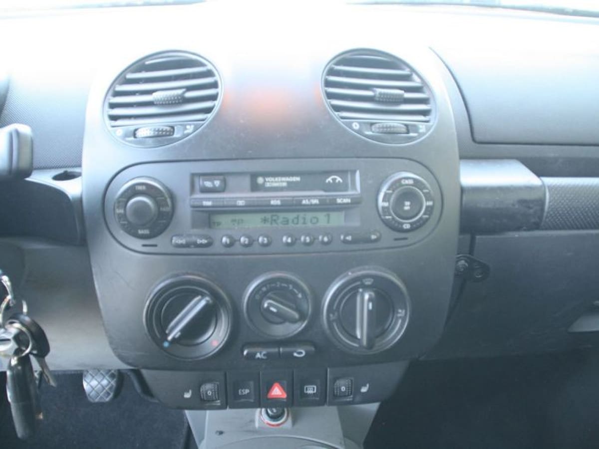 VOLKSWAGEN New Beetle 9