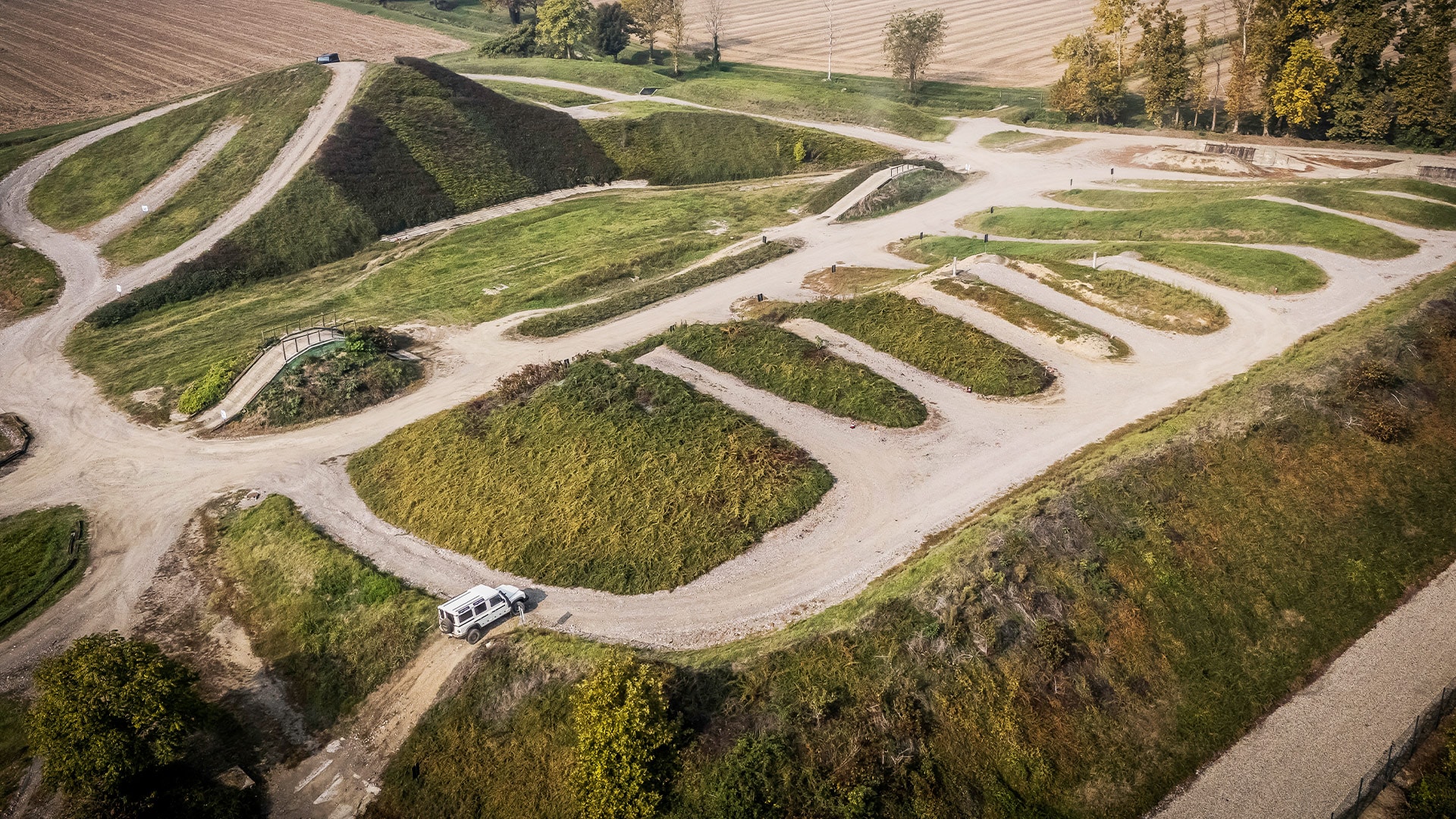 Vista dall’alto del campo off-road con percorsi sterrati