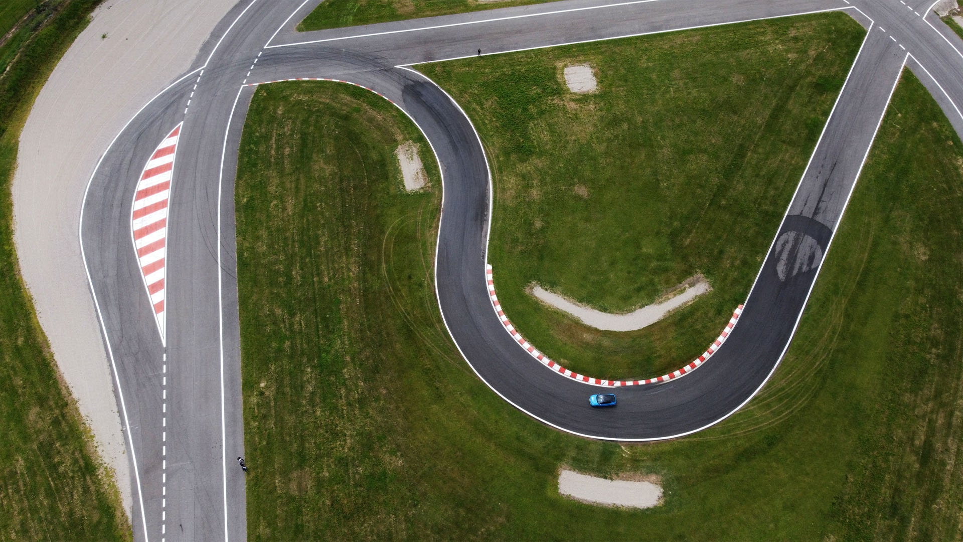 Vista dall’alto di un tratto della pista con curva e cordolo