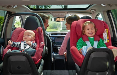 bambini sul seggiolino rivolti in senso opposto di marcia