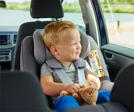 bambino in auto sul seggiolino
