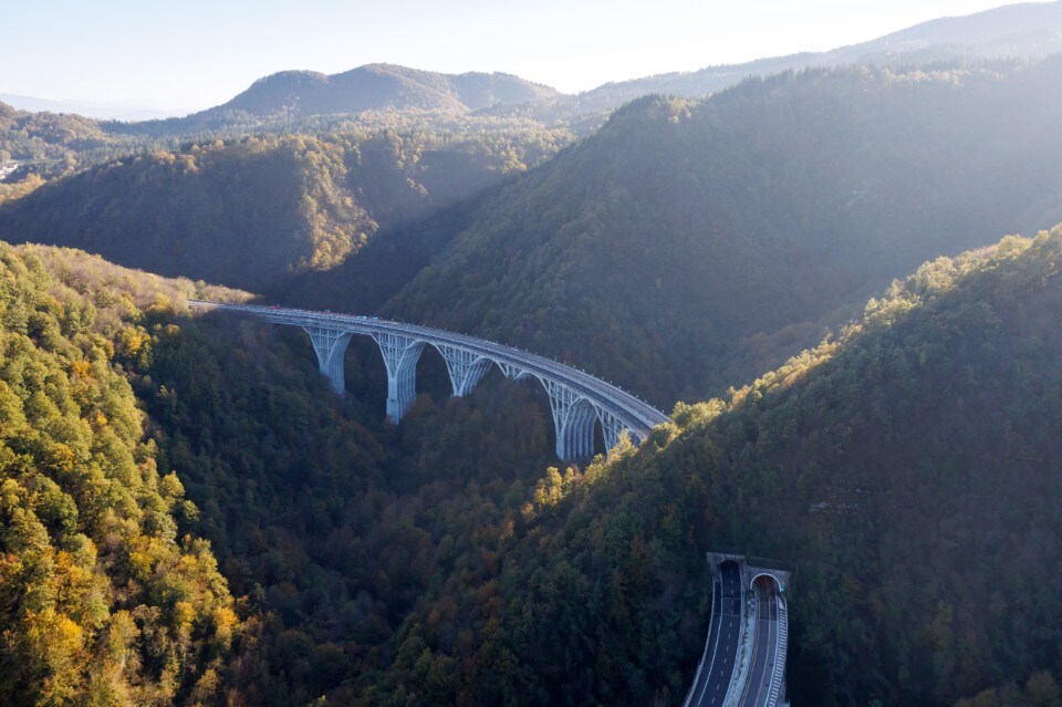 L’autostrada come specchio di un paese in movimento 