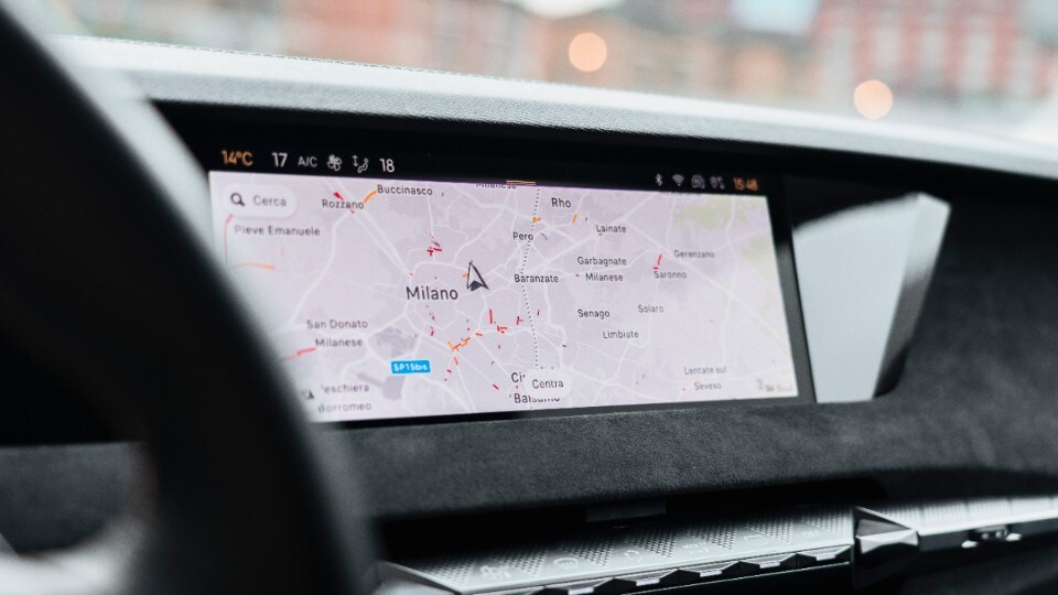 DS 4 sotto i riflettori: una raffinata icona di stile