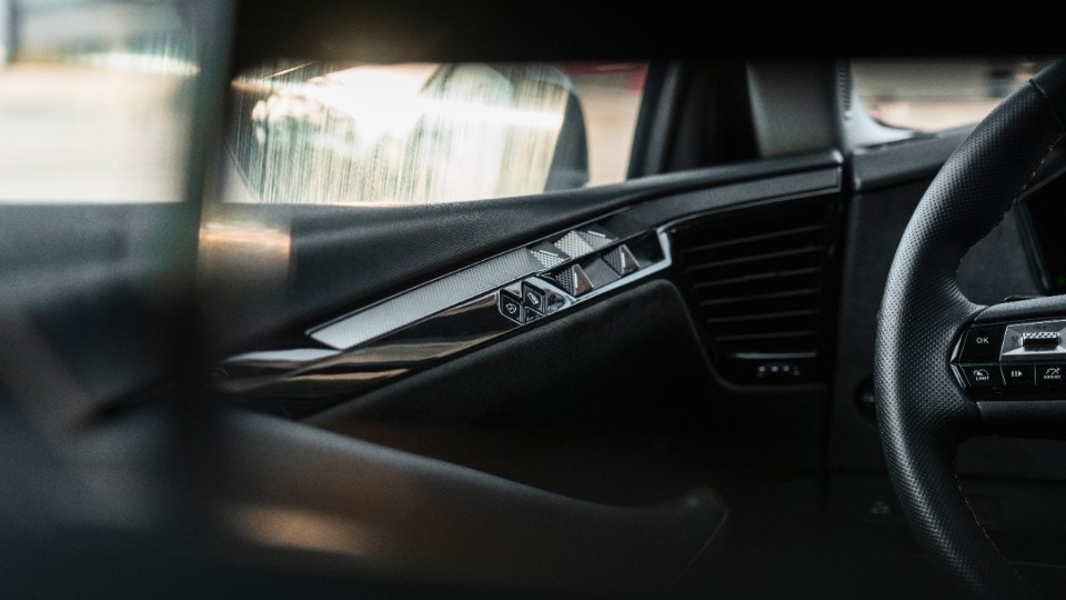 DS 4 sotto i riflettori: una raffinata icona di stile