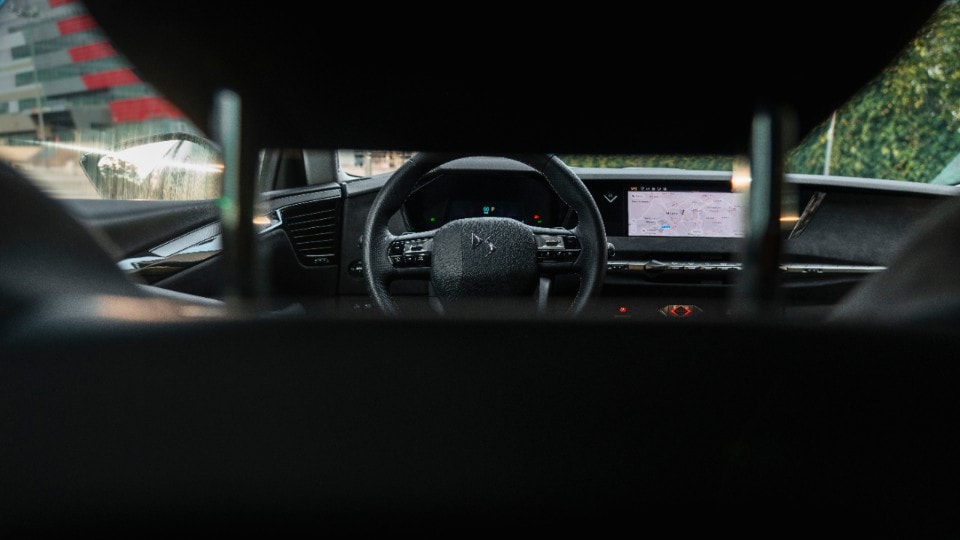 DS 4 sotto i riflettori: una raffinata icona di stile