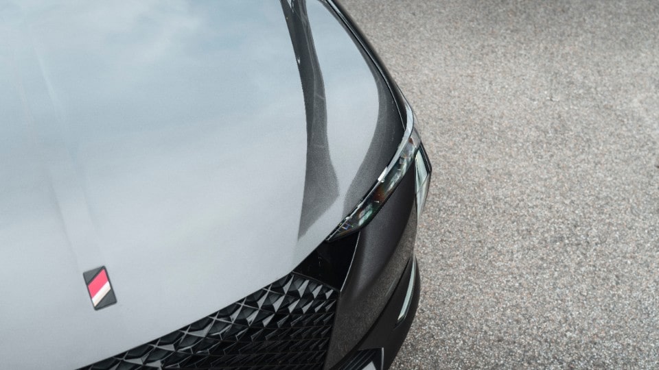 DS 4 sotto i riflettori: una raffinata icona di stile