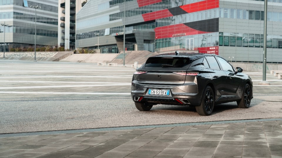 DS 4 sotto i riflettori: una raffinata icona di stile