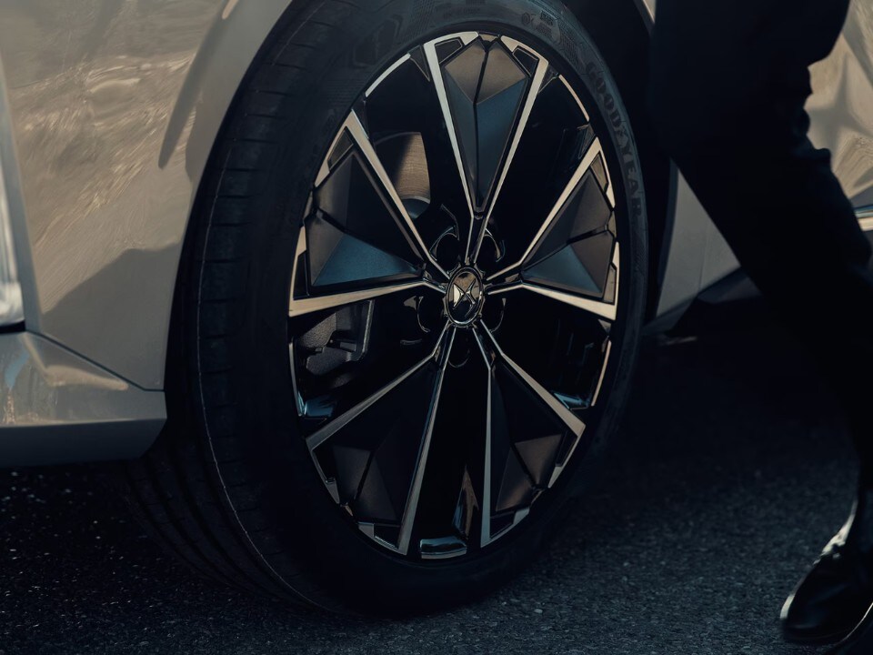 DS 4 Plug-in Hybrid: una proposta raffinata per la mobilità moderna