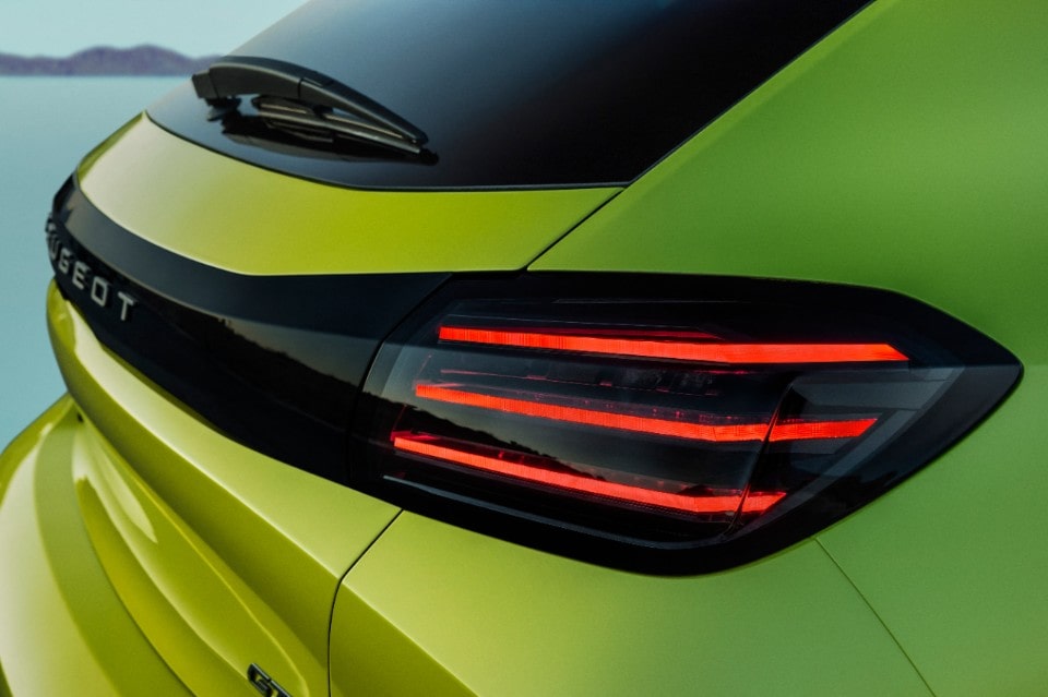 Nuova PEUGEOT E-208: divertente e irresistibile