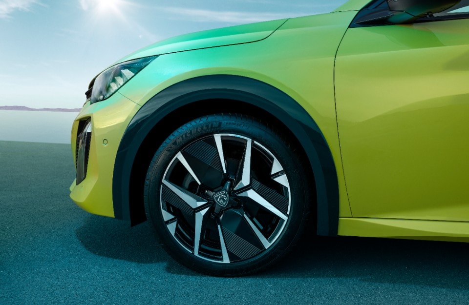 Nuova PEUGEOT E-208: divertente e irresistibile