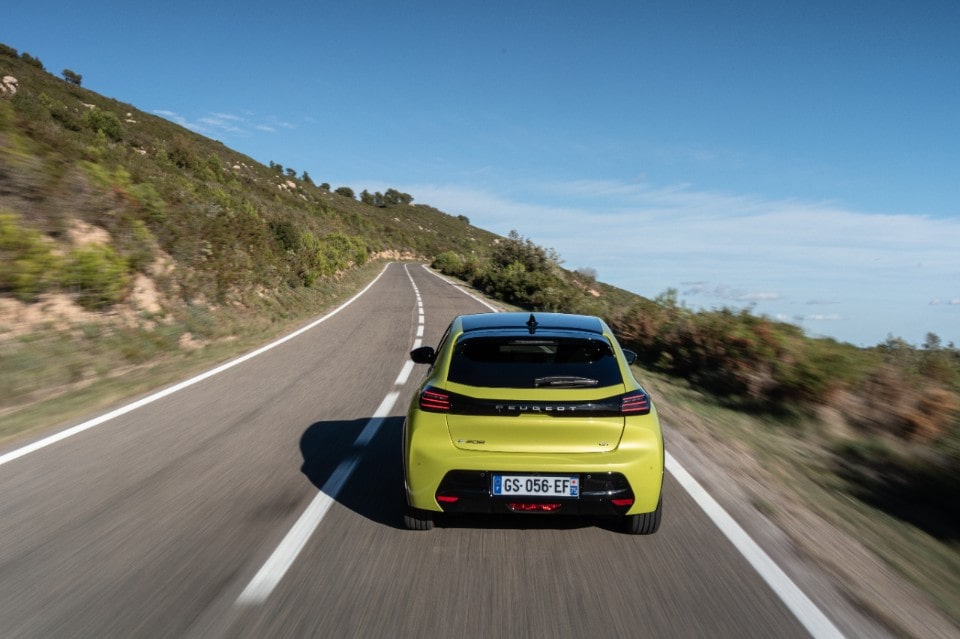 Nuova PEUGEOT E-208: divertente e irresistibile