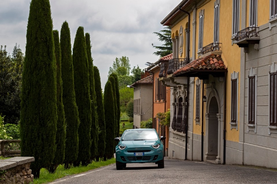 Nuova Fiat 600 Hybrid: icona di stile e tecnologia per una mobilità sostenibile