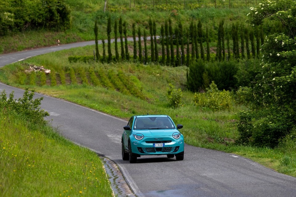 Nuova Fiat 600 Hybrid: icona di stile e tecnologia per una mobilità sostenibile