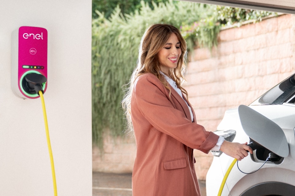 Tecnologia, connettività e risparmio: il trio Enel per la ricarica domestica