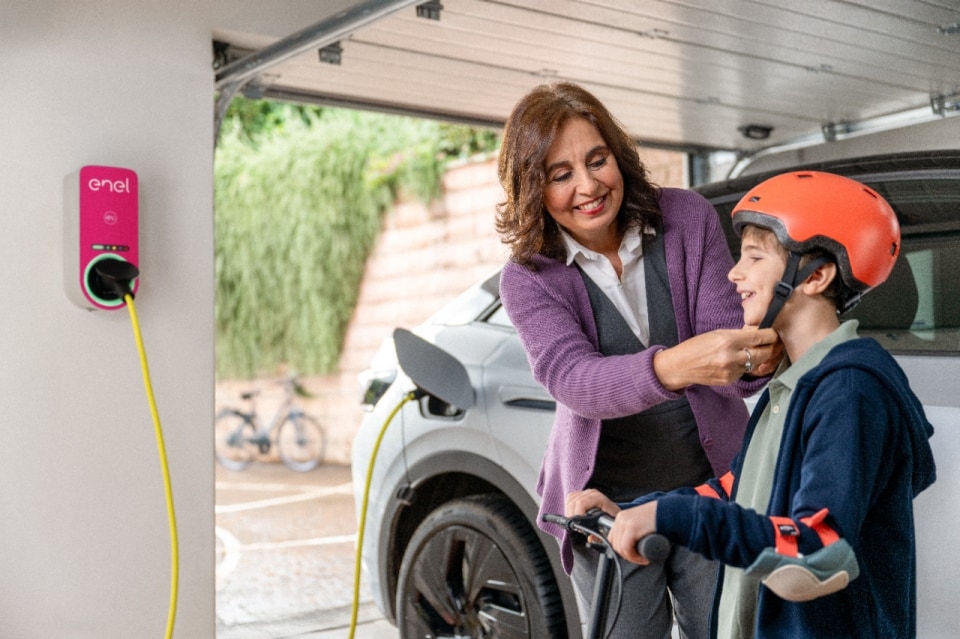 Tecnologia, connettività e risparmio: il trio Enel per la ricarica domestica