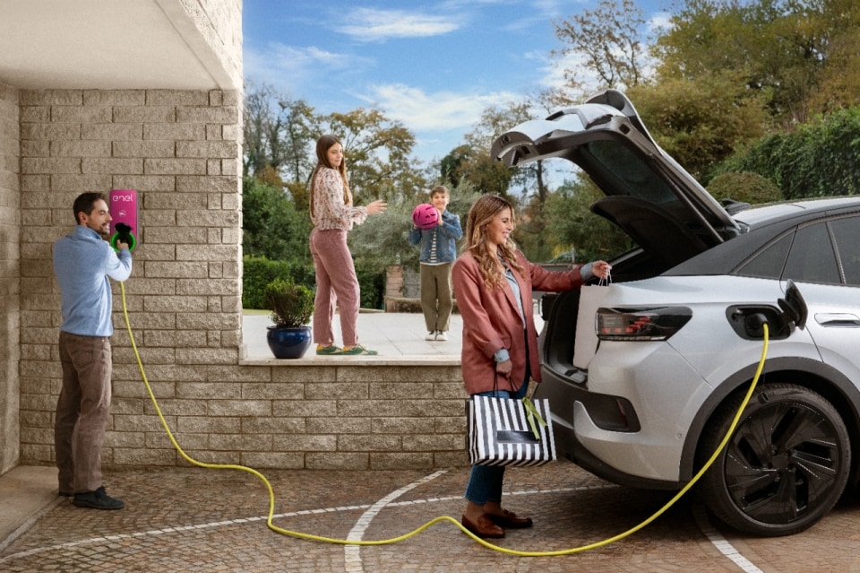 Tecnologia, connettività e risparmio: il trio Enel per la ricarica domestica