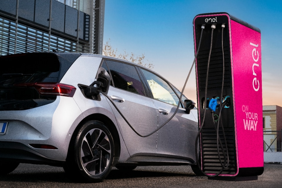 Tecnologia, connettività e risparmio: il trio Enel per la ricarica domestica