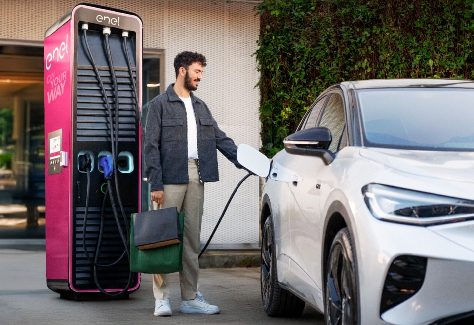 Tecnologia, connettività e risparmio: il trio Enel per la ricarica domestica
