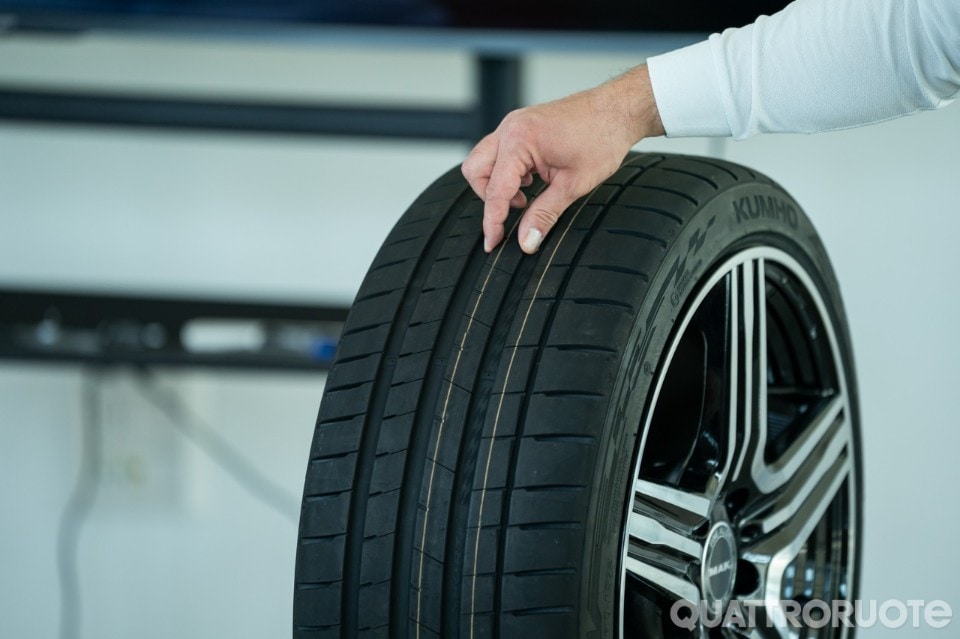 Kumho Ecsta Sport: ama la velocità